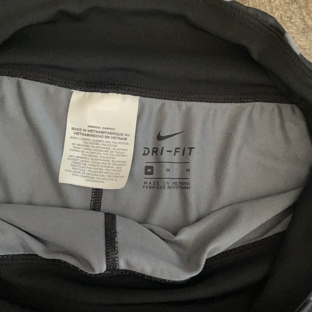 3/$20- EUC Nike dri-fit Capri - Picture 5 of 12